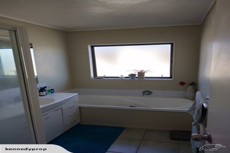 Photo of property in 16 Mackwell Road, Fairview Heights, Auckland, 0632