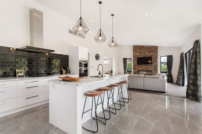 Photo of property in 1 Vista Place, Huntsbury, Christchurch, 8022