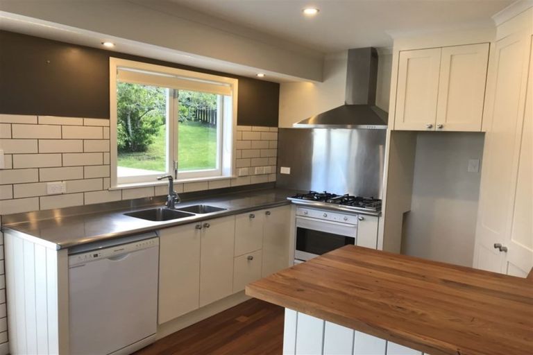 Photo of property in 27 Ellice Road, Totara Vale, Auckland, 0629