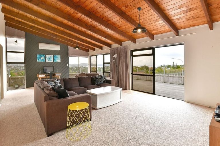 Photo of property in 159 Whangaparaoa Road, Red Beach, 0932