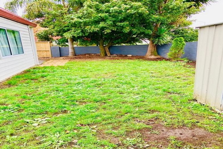 Photo of property in 2 Caspian Close, New Lynn, Auckland, 0600