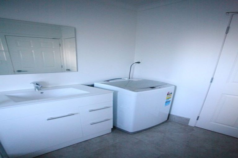 Photo of property in 1/198 Archers Road, Glenfield, Auckland, 0629