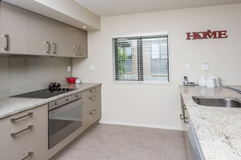 Photo of property in 12 Royalle Mews, Botany Downs, Auckland, 2010