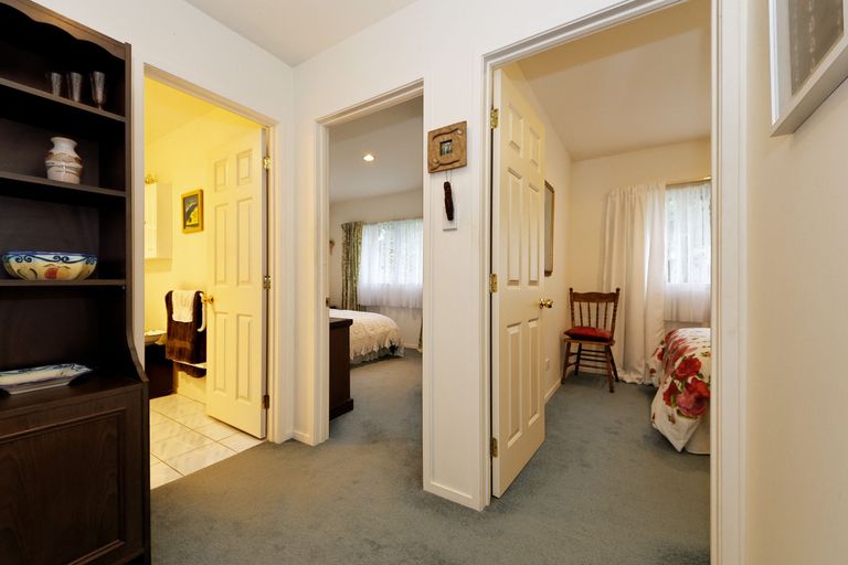 Photo of property in 35 Chamari Close, Titirangi, Auckland, 0604