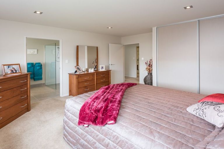 Photo of property in 12 Royalle Mews, Botany Downs, Auckland, 2010