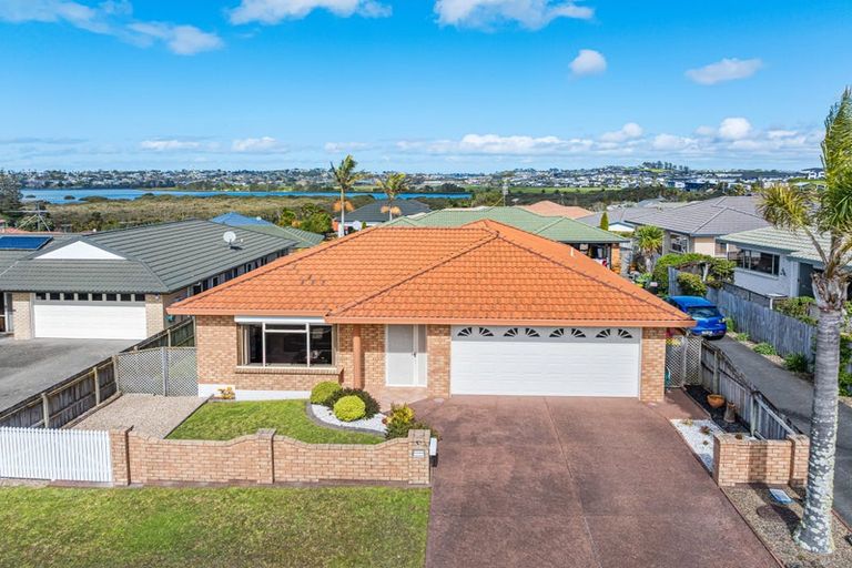 Photo of property in 15 Kath Hopper Drive, Orewa, 0931
