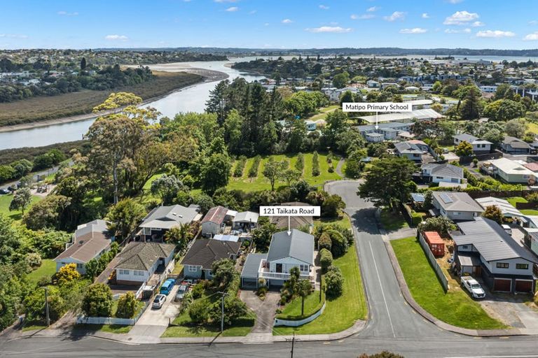 Photo of property in 121 Taikata Road, Te Atatu Peninsula, Auckland, 0610