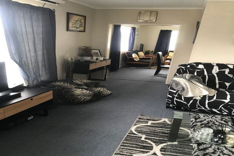 Photo of property in 26 Batchelor Street, Newlands, Wellington, 6037