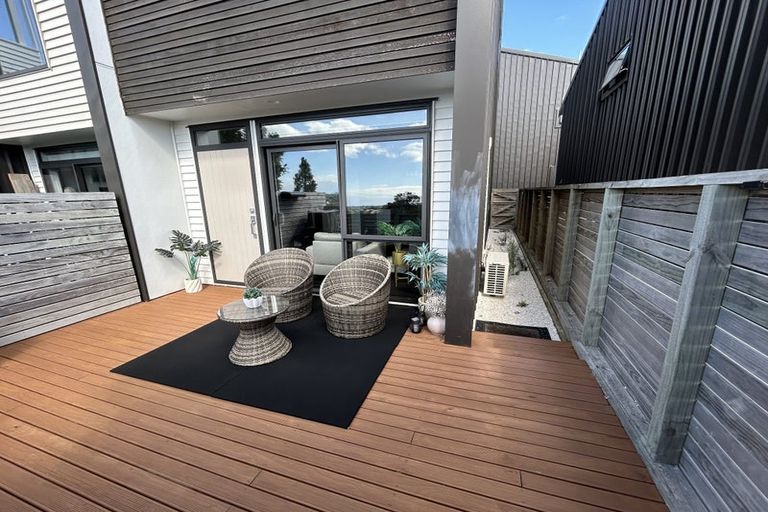 Photo of property in 5/15 Chivalry Road, Glenfield, Auckland, 0629