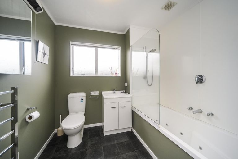 Photo of property in 17 Cargill Grove, Kelvin Grove, Palmerston North, 4414