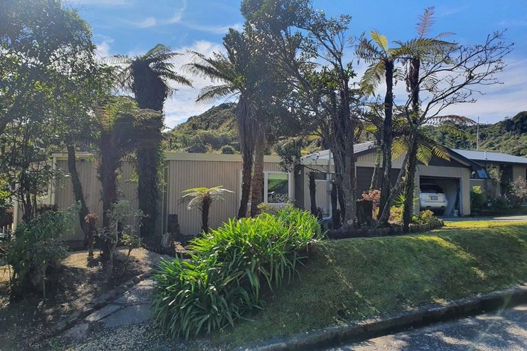 Photo of property in 7 Weenink Road, Karoro, Greymouth, 7805