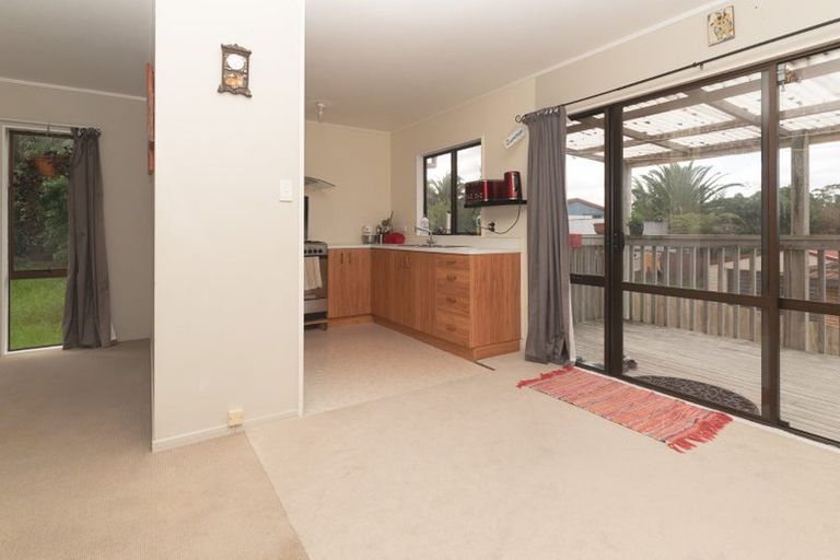 Photo of property in 13 Kearney Place, Massey, Auckland, 0614