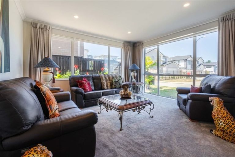 Photo of property in 15 Tawa Place, Orewa, 0931