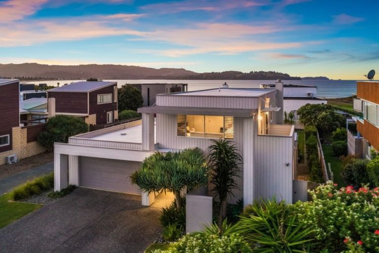 Photo of property in 37 Taumata Road, Omaha, 0986