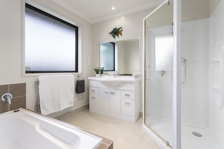 Photo of property in 2 Foothills Lane, Glen Eden, Auckland, 0602