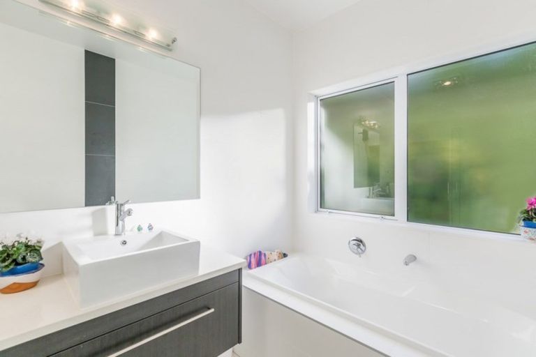 Photo of property in 26 Seaview Crescent, Hatfields Beach, Orewa, 0931