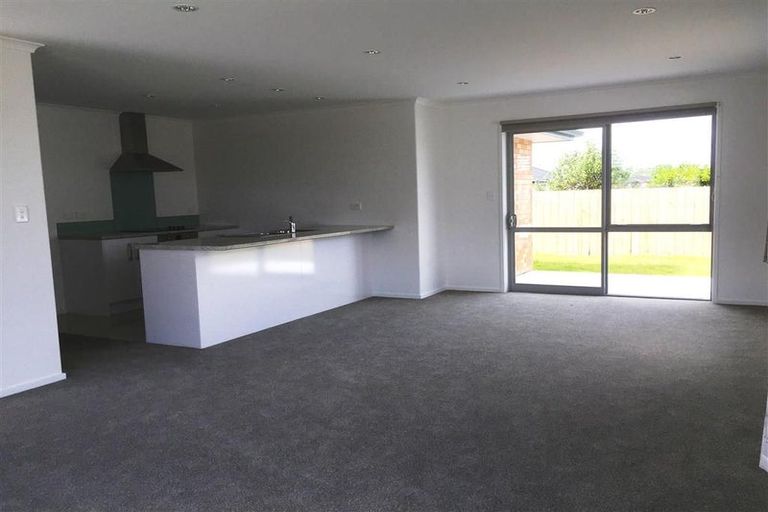 Photo of property in 92 Barbados Way, One Tree Point, 0118