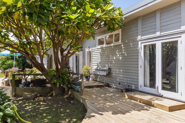 Photo of property in 20 Rauparaha Street, Waikanae Beach, Waikanae, 5036