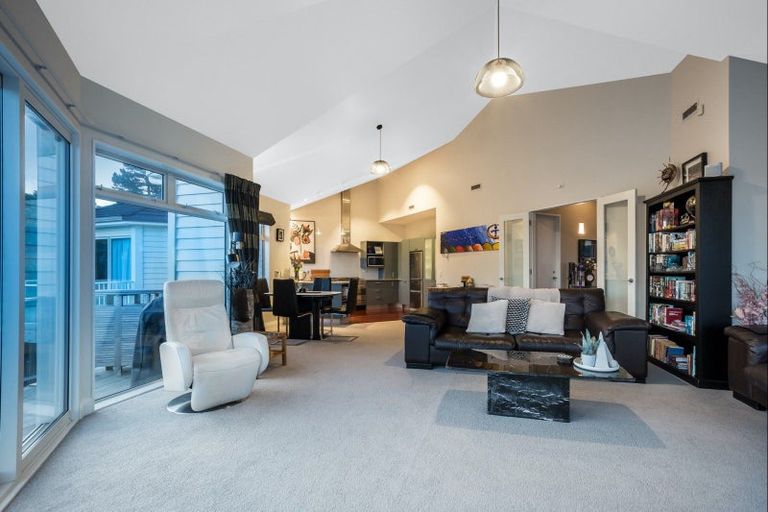 Photo of property in 11 Curnow Way, Kaiwharawhara, Wellington, 6035