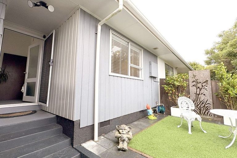 Photo of property in 19a Colchester Crescent, Newlands, Wellington, 6037