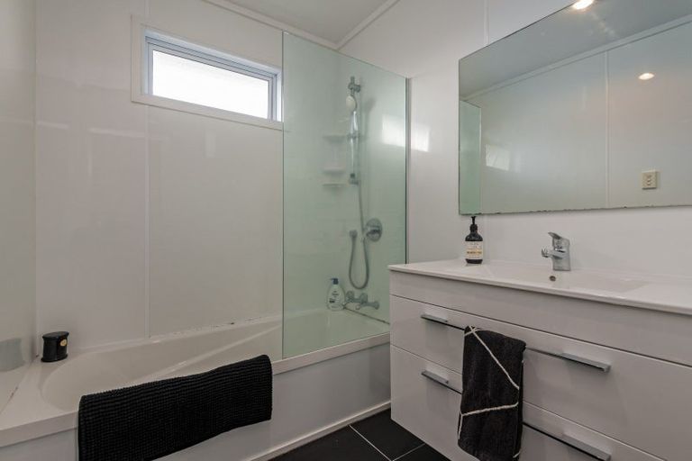 Photo of property in 32 Cumberland Place, Kelvin Grove, Palmerston North, 4414