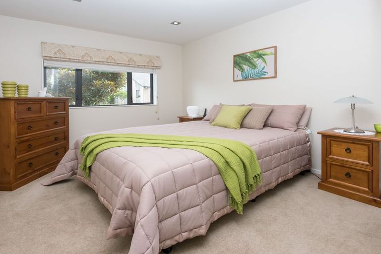 Photo of property in 12 Royalle Mews, Botany Downs, Auckland, 2010