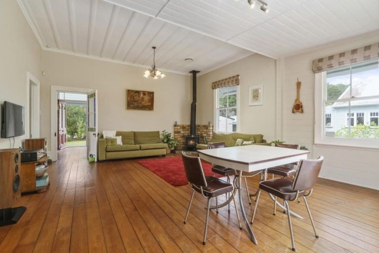 Photo of property in 8 Western Road, Laingholm, Auckland, 0604