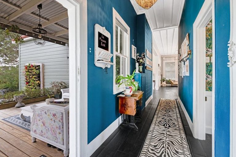 Photo of property in 1 Green Lane, Helensville, 0800