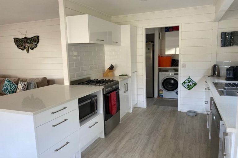 Photo of property in 30b Elliston Crescent, Stanmore Bay, Whangaparaoa, 0932