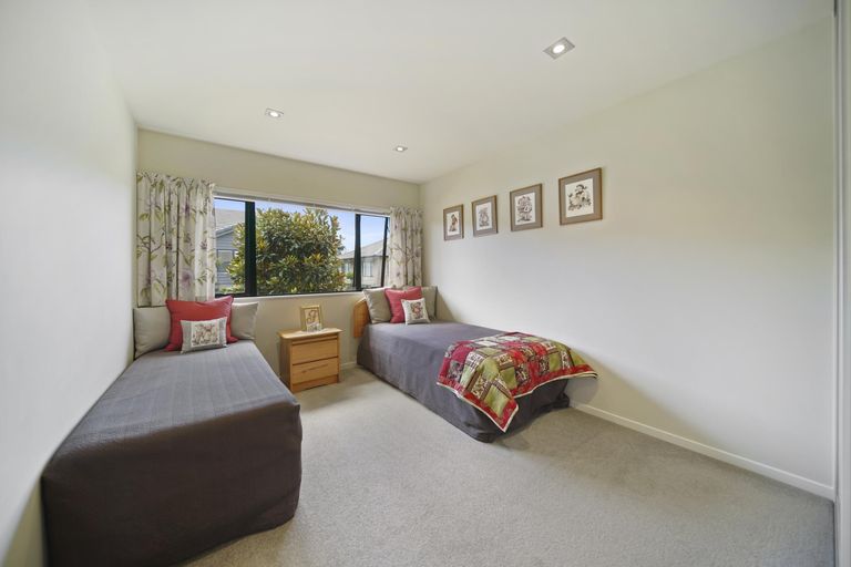 Photo of property in 21 Royalle Mews, Botany Downs, Auckland, 2010