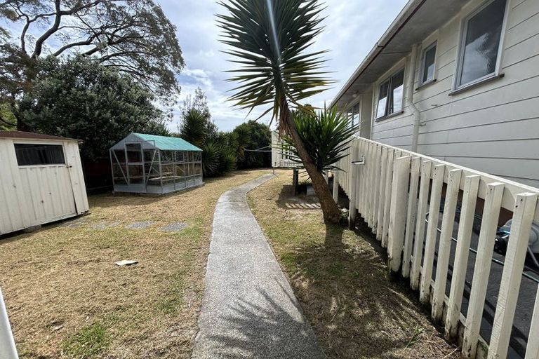 Photo of property in 77 Chilcott Road, Henderson, Auckland, 0612