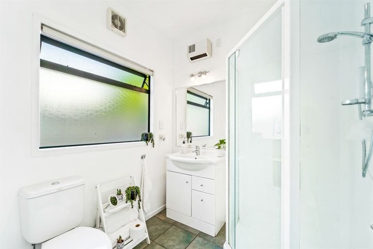 Photo of property in 10 Penguin Drive, Murrays Bay, Auckland, 0630