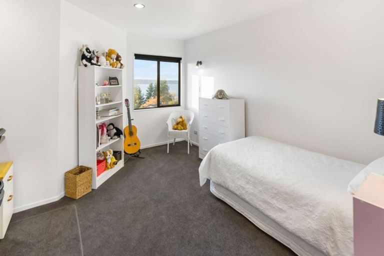 Photo of property in 4 Tupara Crescent, Kawaha Point, Rotorua, 3010