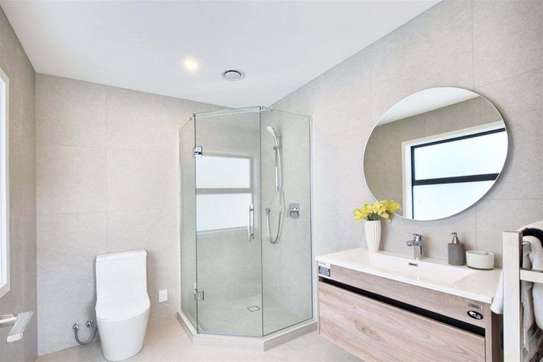 Photo of property in 952c East Coast Road, Northcross, Auckland, 0632