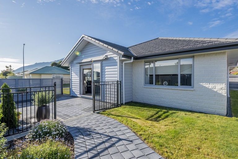 Photo of property in 13 Saint Vincent Way, Waikanae, 5036