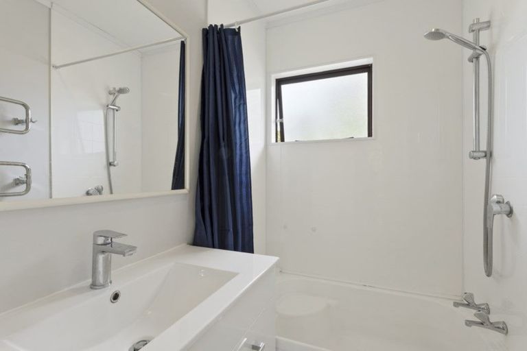 Photo of property in 3 Lorena Place, West Harbour, Auckland, 0618