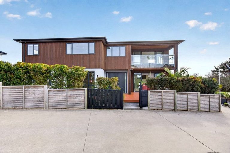 Photo of property in 1 Taku Close, Long Bay, Auckland, 0630