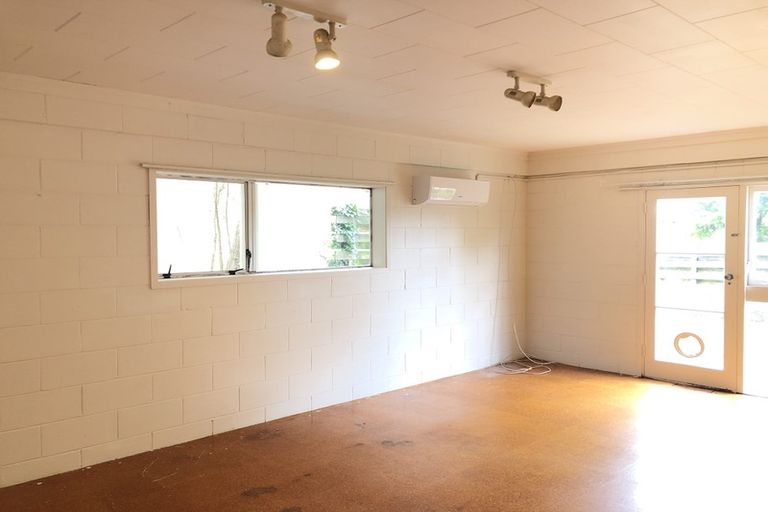 Photo of property in 22 Holdaway Avenue, Northcote, Auckland, 0627