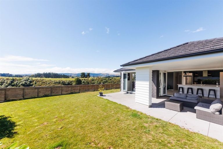 Photo of property in 132 Johnstone Drive, Fitzherbert, Palmerston North, 4410