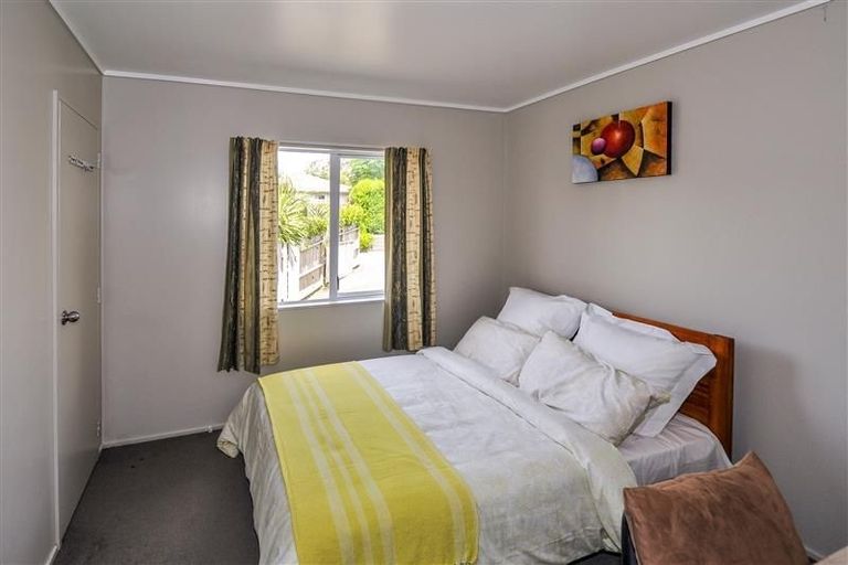 Photo of property in 2/20 Hogans Road, Glenfield, Auckland, 0629