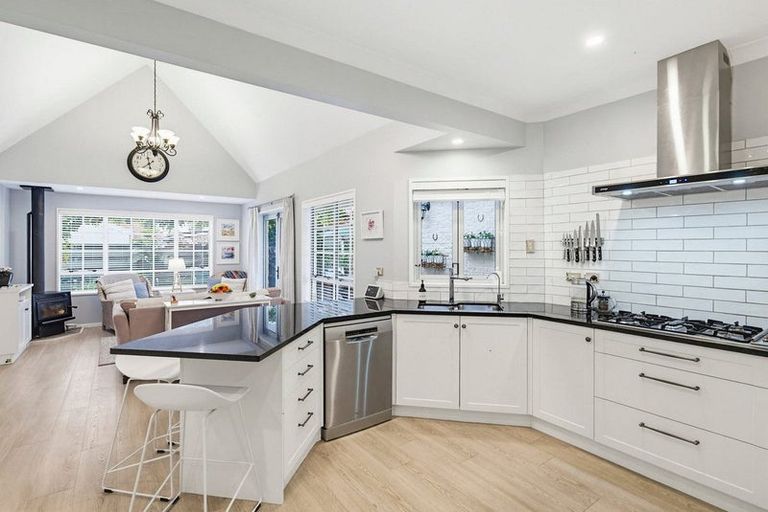 Photo of property in 5 Patterson Grove, Waikanae, 5036