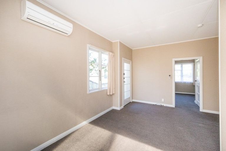 Photo of property in 15 Ihle Street, Terrace End, Palmerston North, 4410