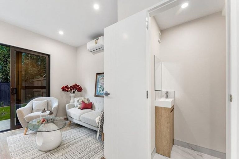 Photo of property in 15 Don Oliver Lane, Glen Eden, 0602