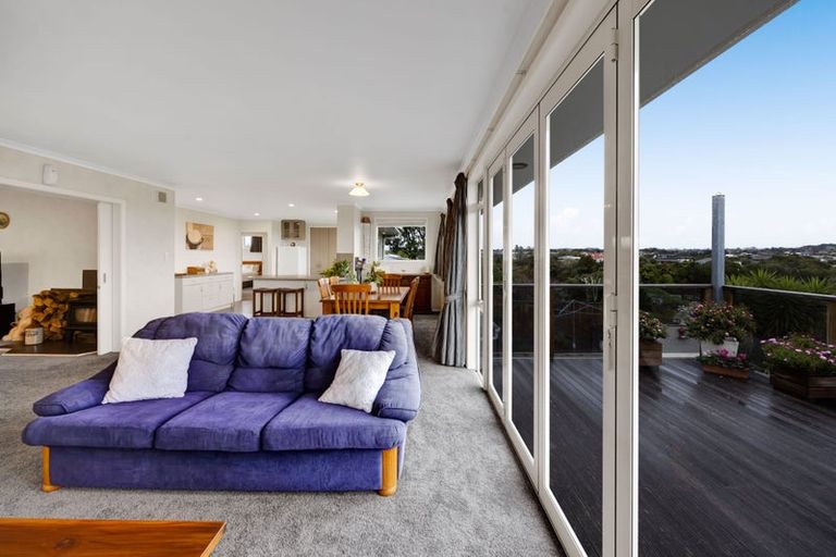 Photo of property in 21 Longview Drive, Merrilands, New Plymouth, 4312