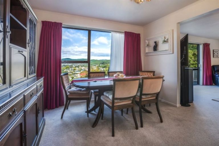 Photo of property in 25 Ordley Grove, Tawa, Wellington, 5028