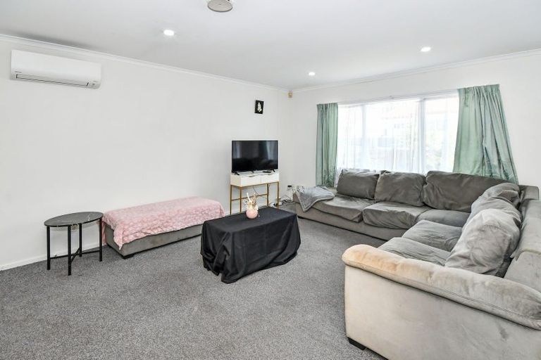 Photo of property in 1/11 Kirklow Place, Goodwood Heights, Auckland, 2105