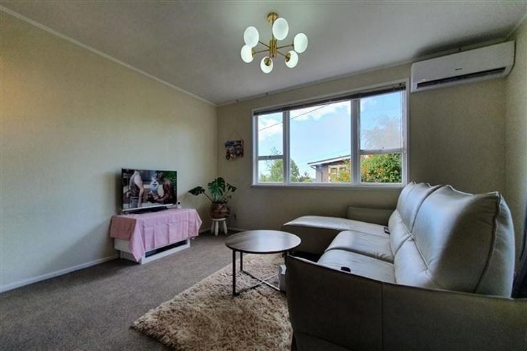 Photo of property in 82 Colwill Road, Massey, Auckland, 0614