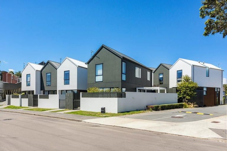 Photo of property in 2/6 Oswald Crescent, Paparangi, Wellington, 6037