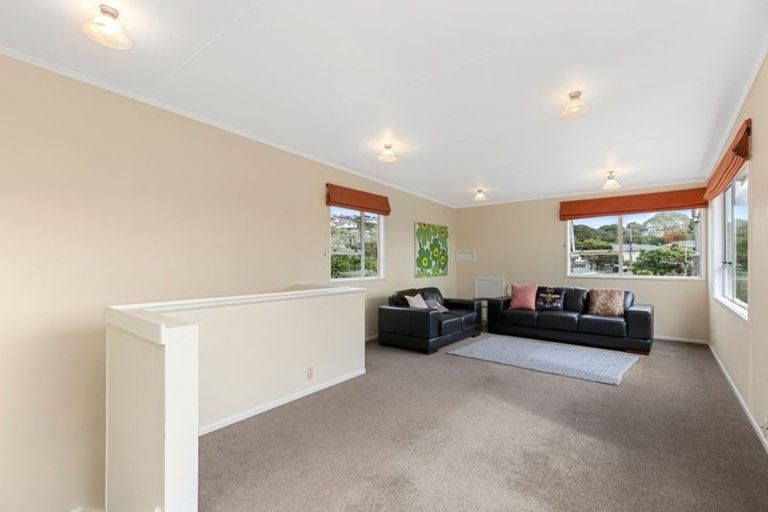 Photo of property in 25 Catherine Crescent, Paparangi, Wellington, 6037