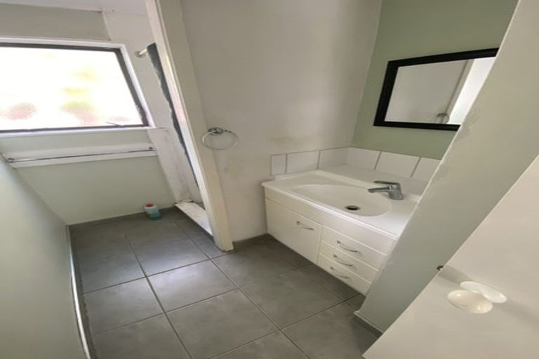 Photo of property in 2/138 Sunset Road, Unsworth Heights, Auckland, 0632